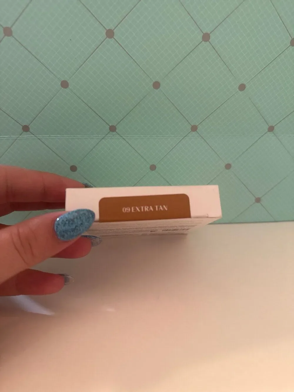NEW IN BOX Glowish by Huda Beauty in EXTRA TAN